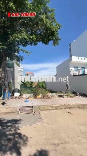 KẸT TIỀN BÁN NHANH LÔ 5x26m VỈA HÈ 8M ĐỐI DIỆN BÌNH CHÁNH GIÁ 2tỷ080
