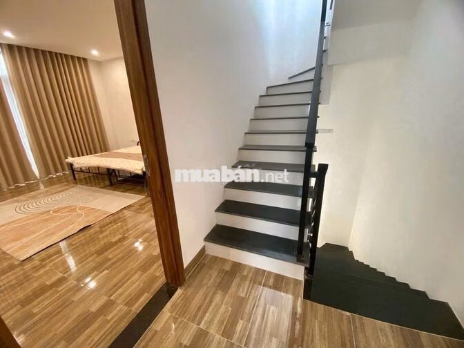 Cho thuê nhà góc Chà Là HT2T sát công viên – 2 tầng – 9tr/tháng