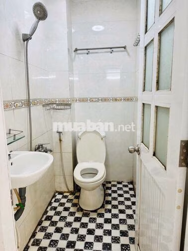 Phòng 45m2 bancon, có 1PN riêng, + gác lửng. 