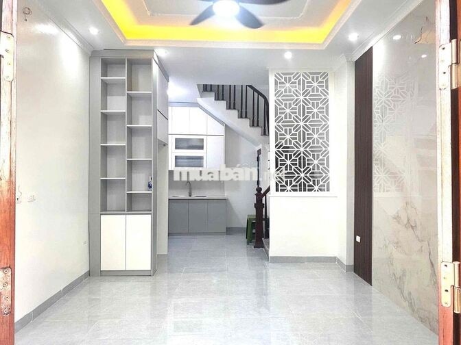 Cho thuê nhà Phố Trạm, ô tô vào nhà, gần cầu Vĩnh Tuy, Aeon Long Biên