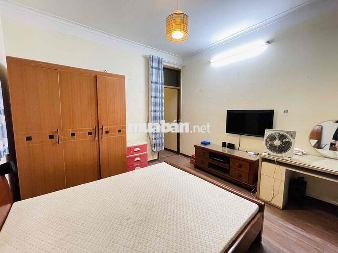 Cho thuê nhà Nguyên Căn Nguyễn Văn Cừ, 55m2, 3 tầng