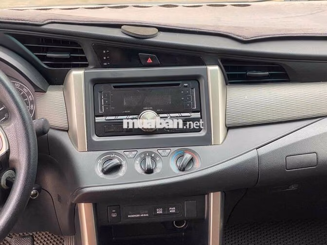 Toyota Innova 2.0E MT 2017 Bạc 7 chỗ