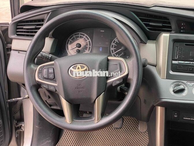 Toyota Innova 2.0E MT 2017 Bạc 7 chỗ