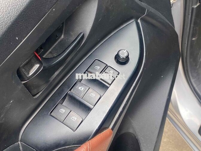 Toyota Innova 2.0E MT 2017 Bạc 7 chỗ