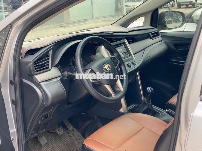 Toyota Innova 2.0E MT 2017 Bạc 7 chỗ
