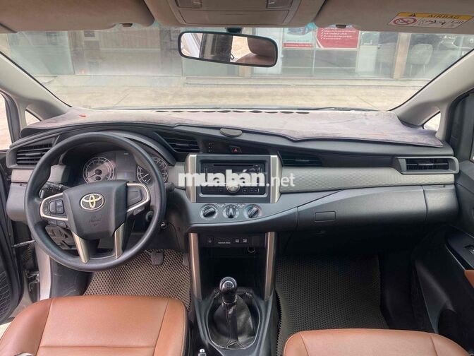 Toyota Innova 2.0E MT 2017 Bạc 7 chỗ