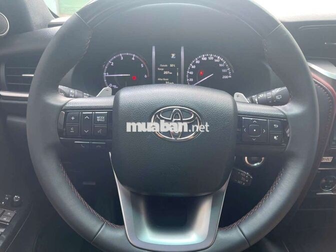 FORTUNER LEGENDER 2025, 12 NGÀN KM, SƠN ZIN 100%