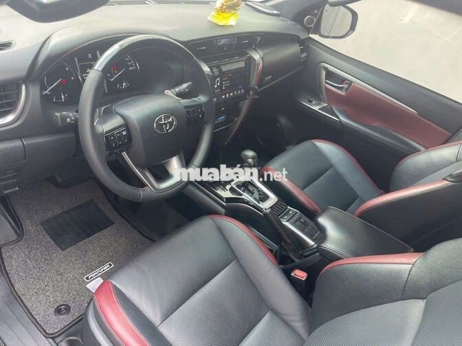 FORTUNER LEGENDER 2025, 12 NGÀN KM, SƠN ZIN 100%