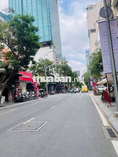 Nhà hàng, quán bar MT 23 Đồng Khởi, Q1. Dt: 4,5x38m, Kc: trệt lửng lầu
