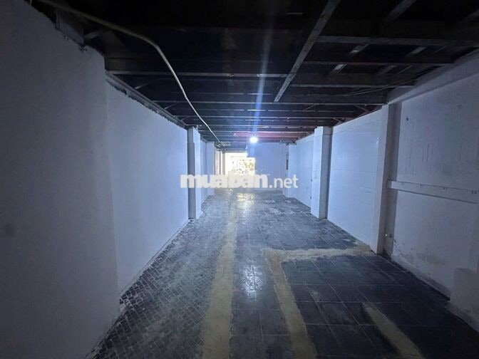 Nhà hàng, quán bar MT 23 Đồng Khởi, Q1. Dt: 4,5x38m, Kc: trệt lửng lầu