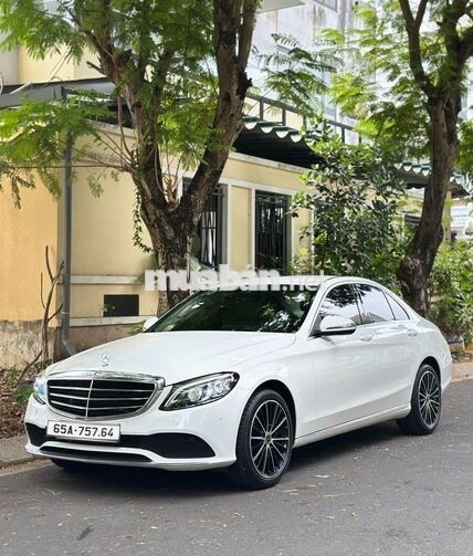 Merc C200 Exclusive Trắng/Kem 2021, odo 32 ngàn Km