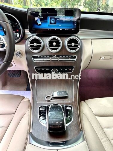 Merc C200 Exclusive Trắng/Kem 2021, odo 32 ngàn Km
