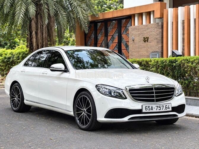 Merc C200 Exclusive Trắng/Kem 2021, odo 32 ngàn Km