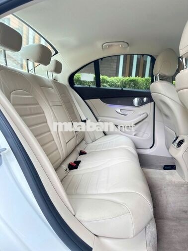 Merc C200 Exclusive Trắng/Kem 2021, odo 32 ngàn Km