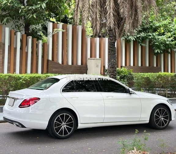 Merc C200 Exclusive Trắng/Kem 2021, odo 32 ngàn Km