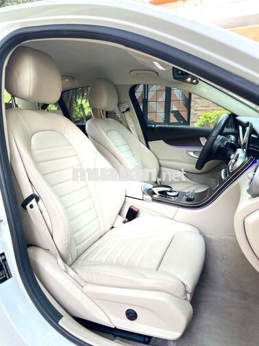 Merc C200 Exclusive Trắng/Kem 2021, odo 32 ngàn Km