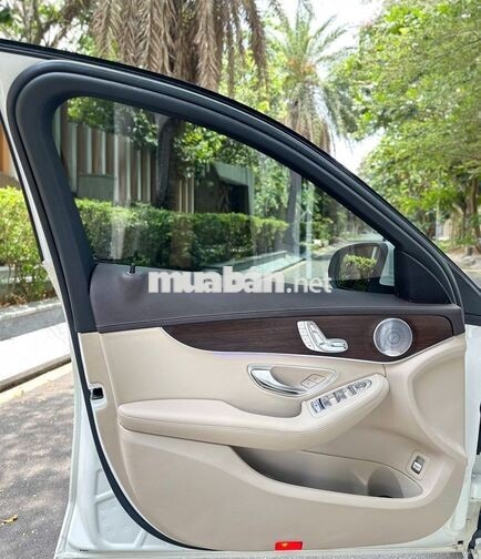 Merc C200 Exclusive Trắng/Kem 2021, odo 32 ngàn Km