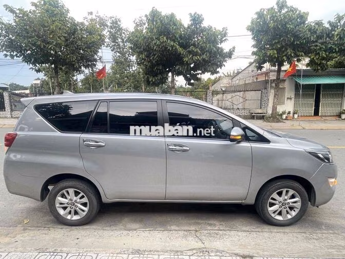 Toyota Innova 2017 Bạc 7 chỗ số sàn
