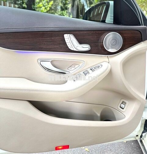 Merc C200 Exclusive Trắng/Kem 2021, odo 32 ngàn Km