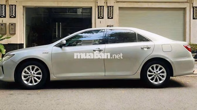 Gia đình bán xe Toyota Camry bản 2.0E đời 2016