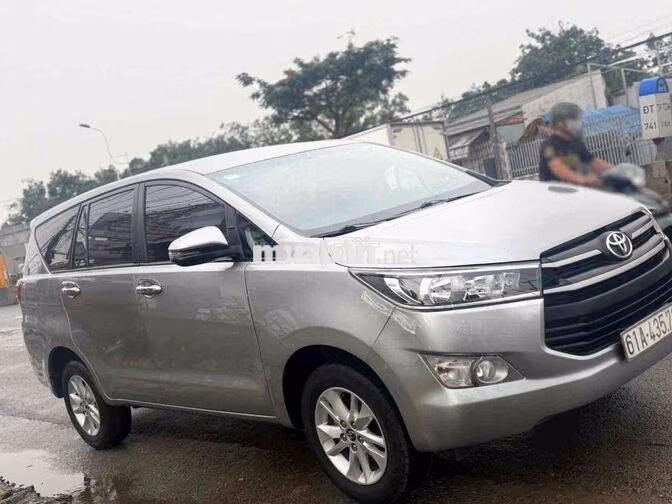 Toyota Innova 2017 Bạc 7 chỗ số sàn