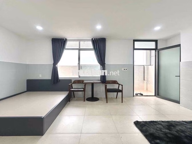 Phòng ban công, cửa sổ, mới xây
