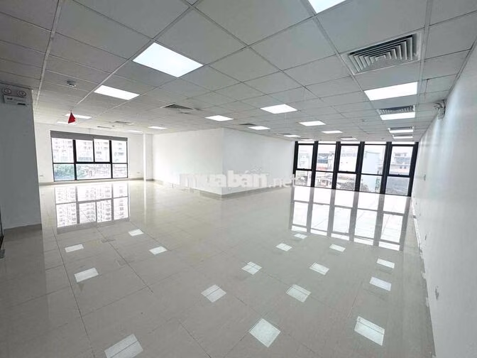Cho thuê sàn Văn phòng phố Cầu Giấy thông sàn 180m2 sử dụng 140m2 giá