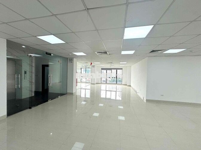 Cho thuê sàn Văn phòng phố Cầu Giấy thông sàn 180m2 sử dụng 140m2 giá