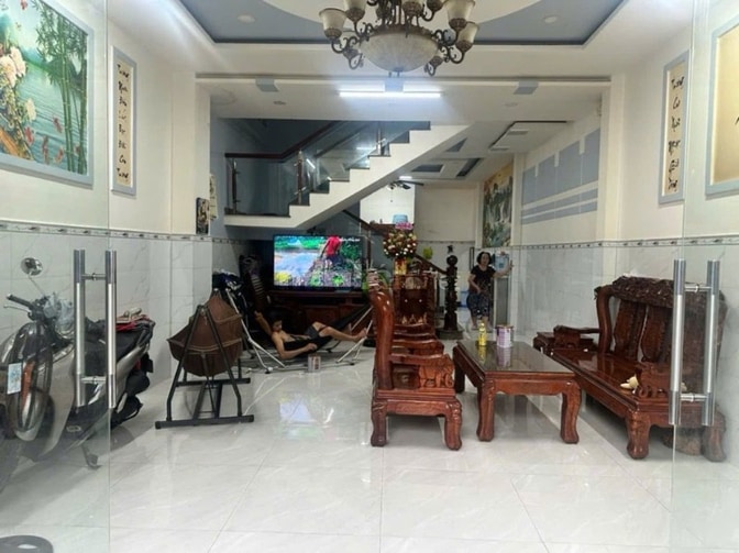Bán nhà cạnh sân bay 4 x 17 m 4 PN hẻm 8 m chỉ 6 tỷ ngay Metro Số 2