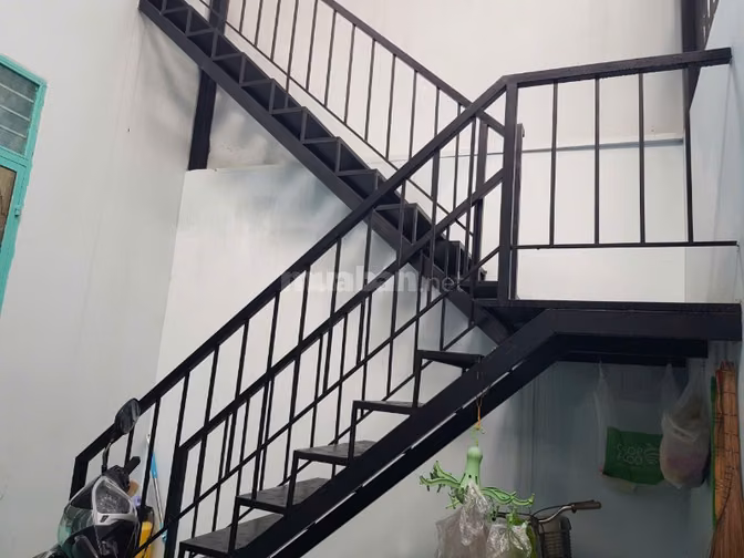 Cho thuê toàn bộ lầu 1 nhà hẻm xe hơi gần khu chế xuất Tân Thuận