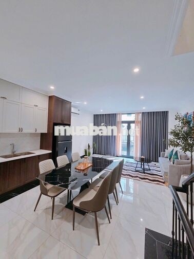 CHO THUÊ LIỀN KỀ 5 TẦNG – FULL ĐỒ CAO CẤP SÁT VINCOM – 20 TRIỆU/THÁNG