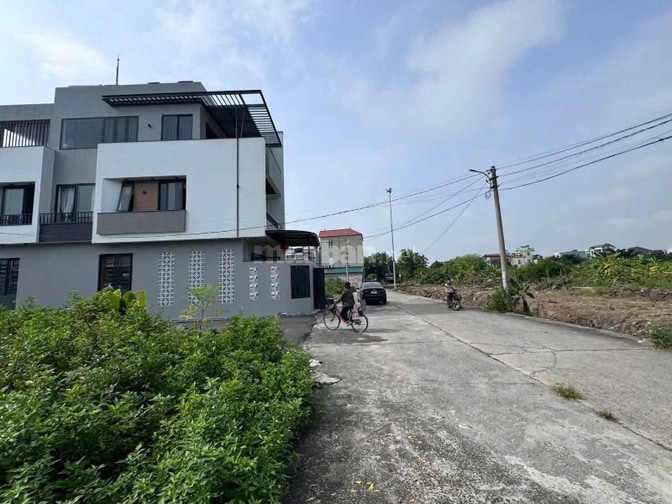 Siêu hiếm: view hồ - ô tô tránh - 67.6m2 - đất Việt Hùng Đông Anh