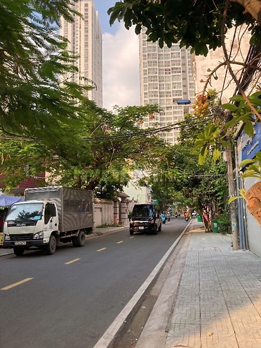 Toà nhà góc 2 MT Làng đại Học ABC , Phước Kiển . DT: 20x30 . Hầm 5,5L