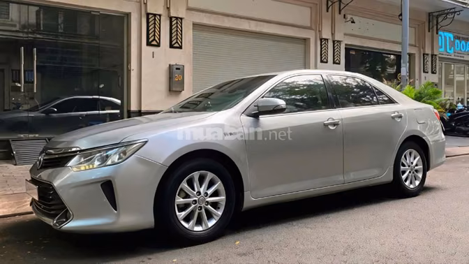 Gia đình bán xe Toyota Camry bản 2.0E đời 2016