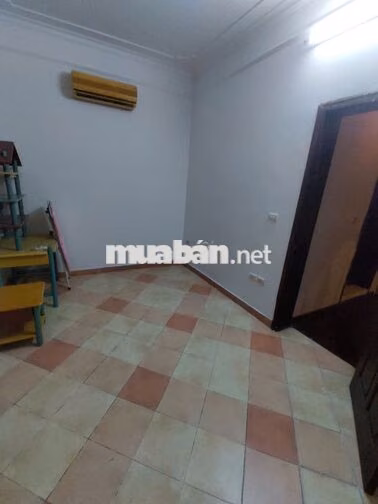 nhà nguyên căn, 3 tầng 4 PN 3 WC gần ngã tư Ô Chợ Dừa cạnh bến xe buýt