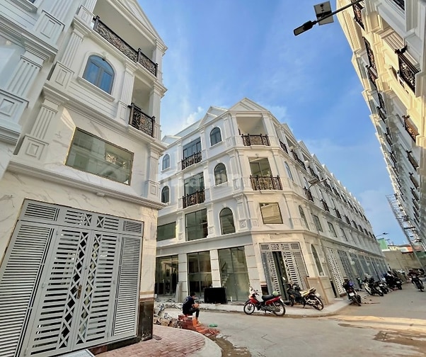 Nhà 3 lầu, ngang 8m, nhà mới ở ngay, SHR, Ngay cầu Lò Gốm, giá 6,85 tỷ