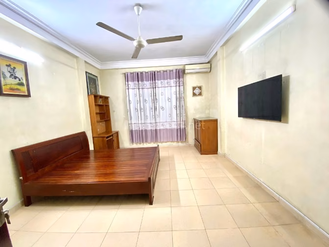 Cho thuê nhà sát Hồ Tây, sát đường Lạc Long Quân, oto đỗ cửa