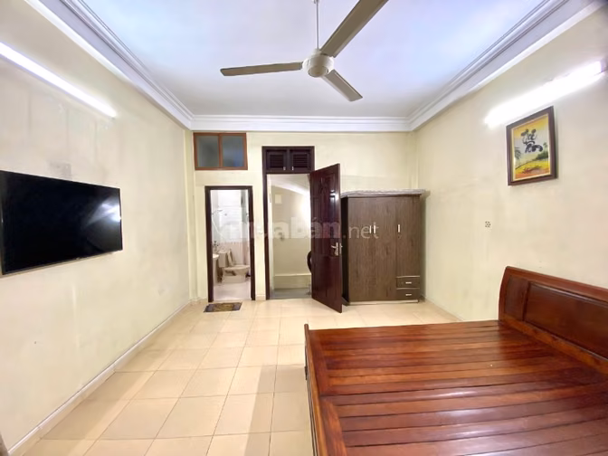 Cho thuê nhà sát Hồ Tây, sát đường Lạc Long Quân, oto đỗ cửa