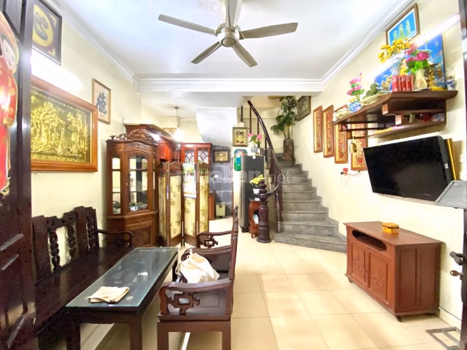 Cho thuê nhà sát Hồ Tây, sát đường Lạc Long Quân, oto đỗ cửa