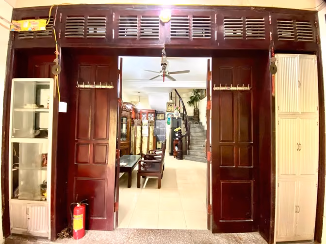 Cho thuê nhà sát Hồ Tây, sát đường Lạc Long Quân, oto đỗ cửa