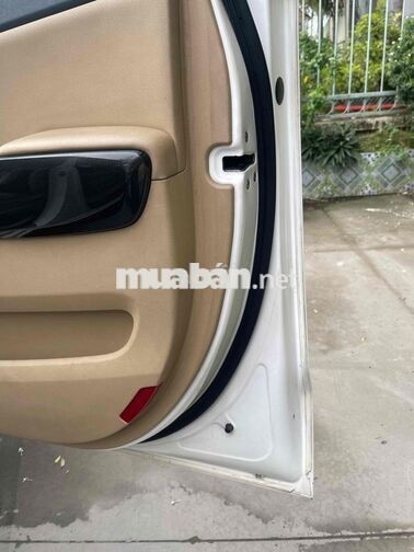 Kia Grand Sedona Trắng 7 chỗ Xe gia đình