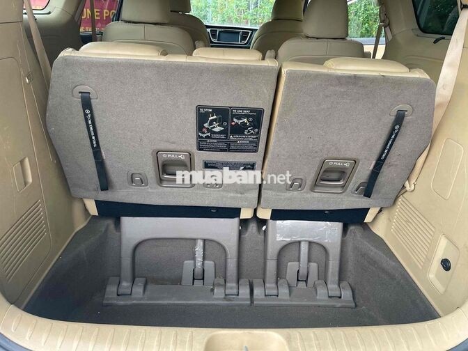 Kia Grand Sedona Trắng 7 chỗ Xe gia đình