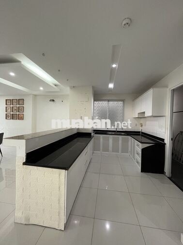 Chính chủ cho thuê căn hộ 138m2 3pn 3wc tầng cao view thoáng giá tốt