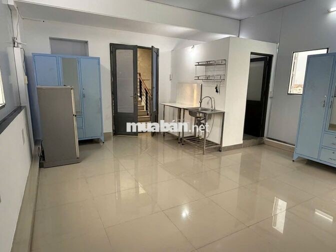 Phòng PVTrị, đối diện siêu thị EMART, khá rộng, có BAN CÔNG, nội thất