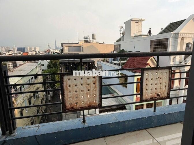 Phòng PVTrị, đối diện siêu thị EMART, khá rộng, có BAN CÔNG, nội thất