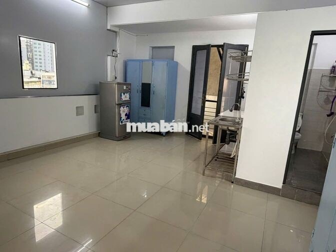 Phòng PVTrị, đối diện siêu thị EMART, khá rộng, có BAN CÔNG, nội thất