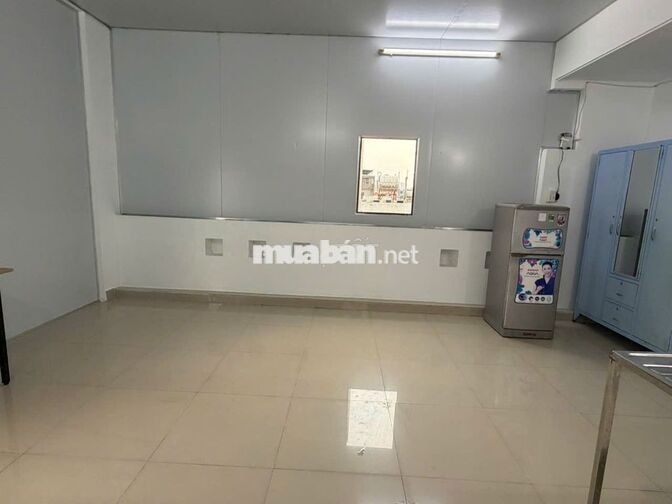 Phòng PVTrị, đối diện siêu thị EMART, khá rộng, có BAN CÔNG, nội thất