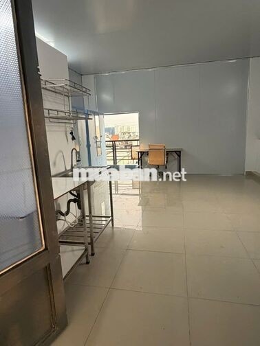 Phòng PVTrị, đối diện siêu thị EMART, khá rộng, có BAN CÔNG, nội thất
