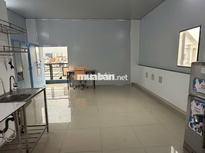 Phòng PVTrị, đối diện siêu thị EMART, khá rộng, có BAN CÔNG, nội thất