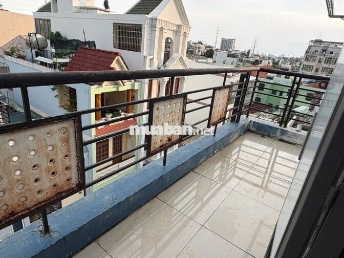 Phòng PVTrị, đối diện siêu thị EMART, khá rộng, có BAN CÔNG, nội thất